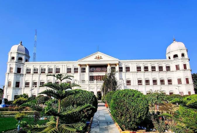 File:Hathwa Raj Palace Facade.jpg